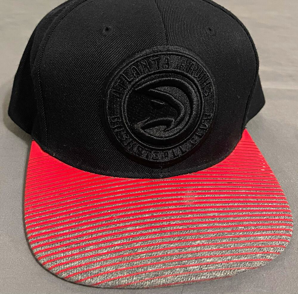 Mitchell & Ness Atlanta Hawks Snapback Black Red Striped Undervisor NBA Cap